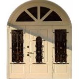 Арочная парадная дверь Варяг с фрамугой окном и ковкой Арочная парадная дверь Варяг с фрамугой окном и ковкой